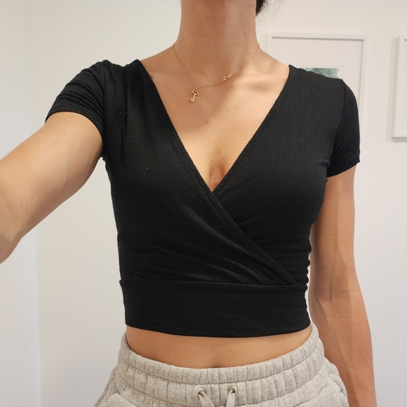 Black crossover crop top size S - Picture 1 of 2